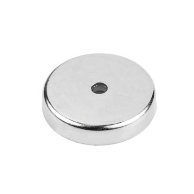 Ferrit pottemagnet Ø40 mm med Ø5,5 mm undersænket hul (85N)